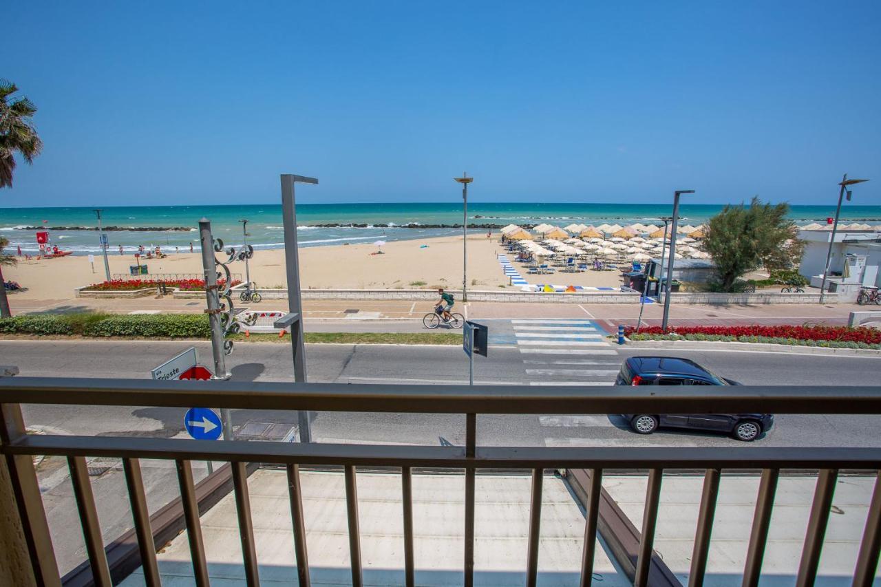 Palm Beach House - Vista Mare Montesilvano Bagian luar foto