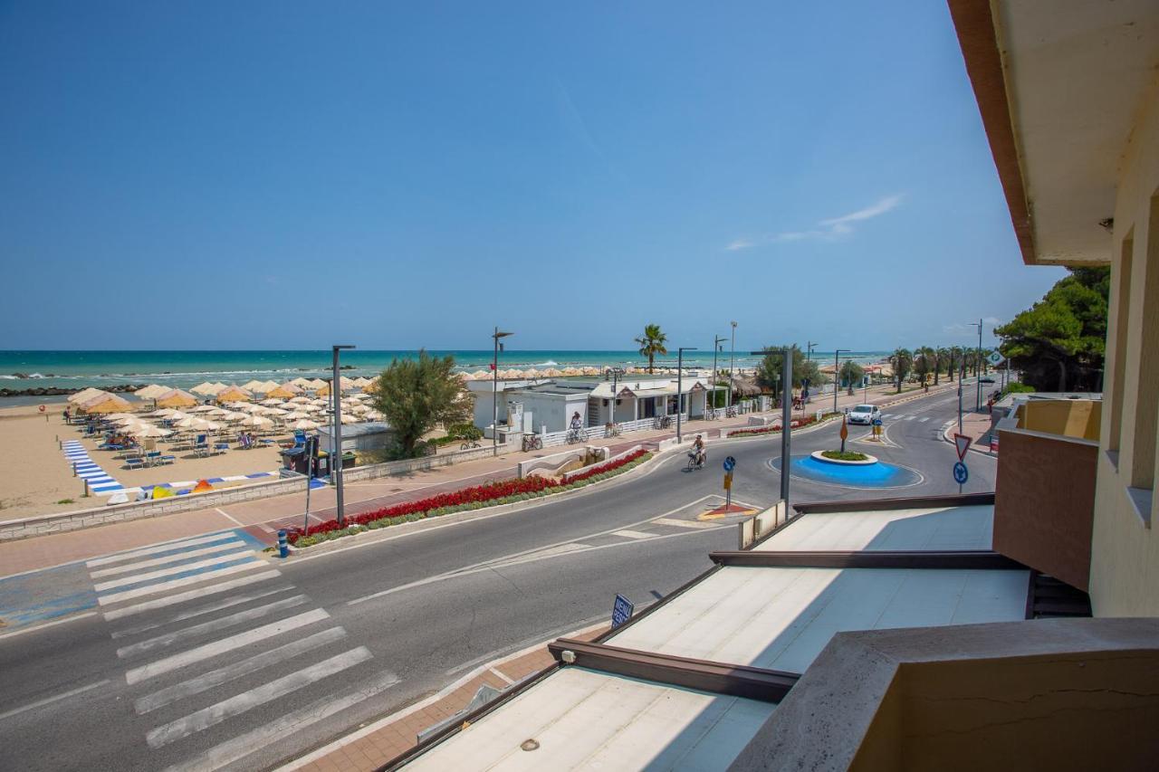 Palm Beach House - Vista Mare Montesilvano Bagian luar foto