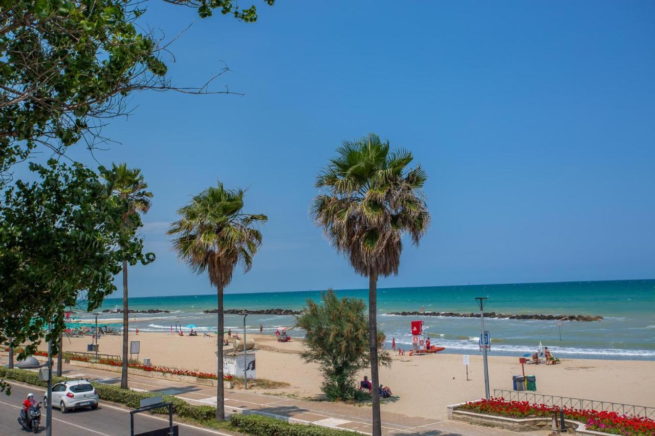 Palm Beach House - Vista Mare Montesilvano Bagian luar foto