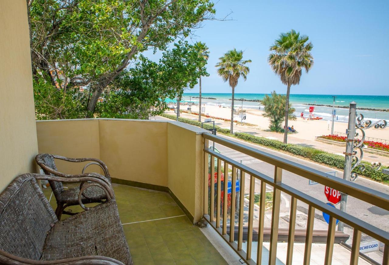 Palm Beach House - Vista Mare Montesilvano Bagian luar foto