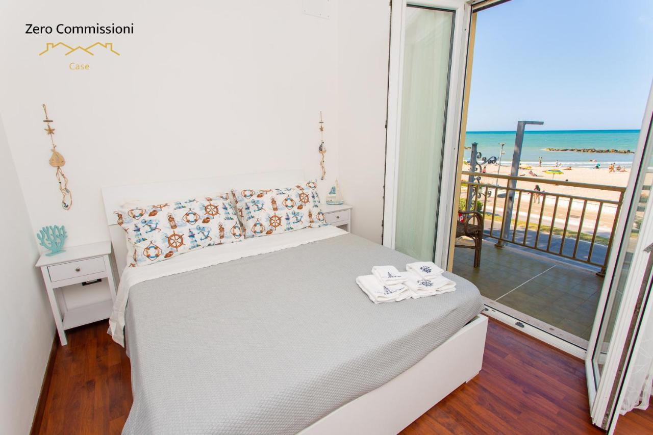 Palm Beach House - Vista Mare Montesilvano Bagian luar foto
