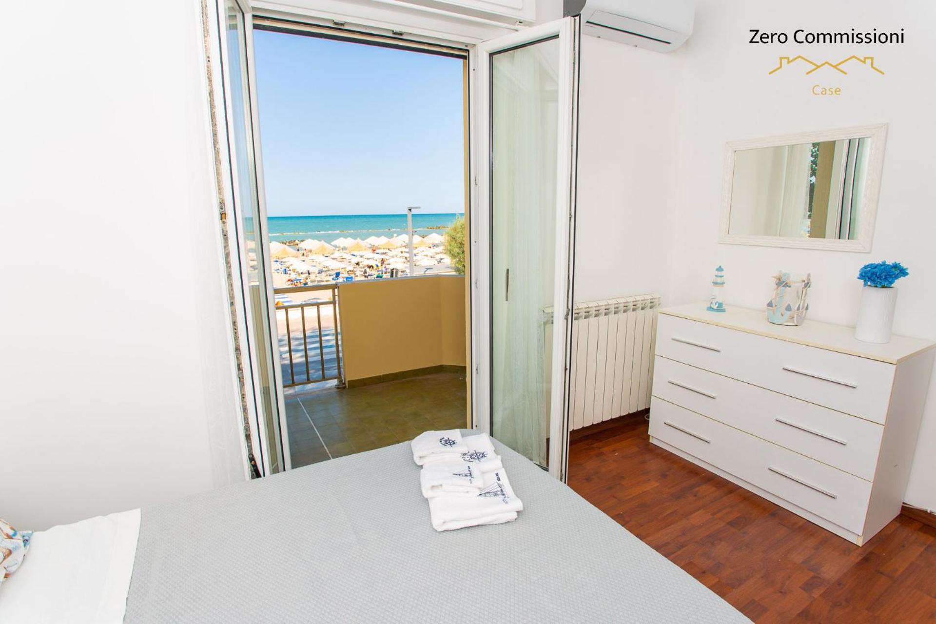 Palm Beach House - Vista Mare Montesilvano Bagian luar foto