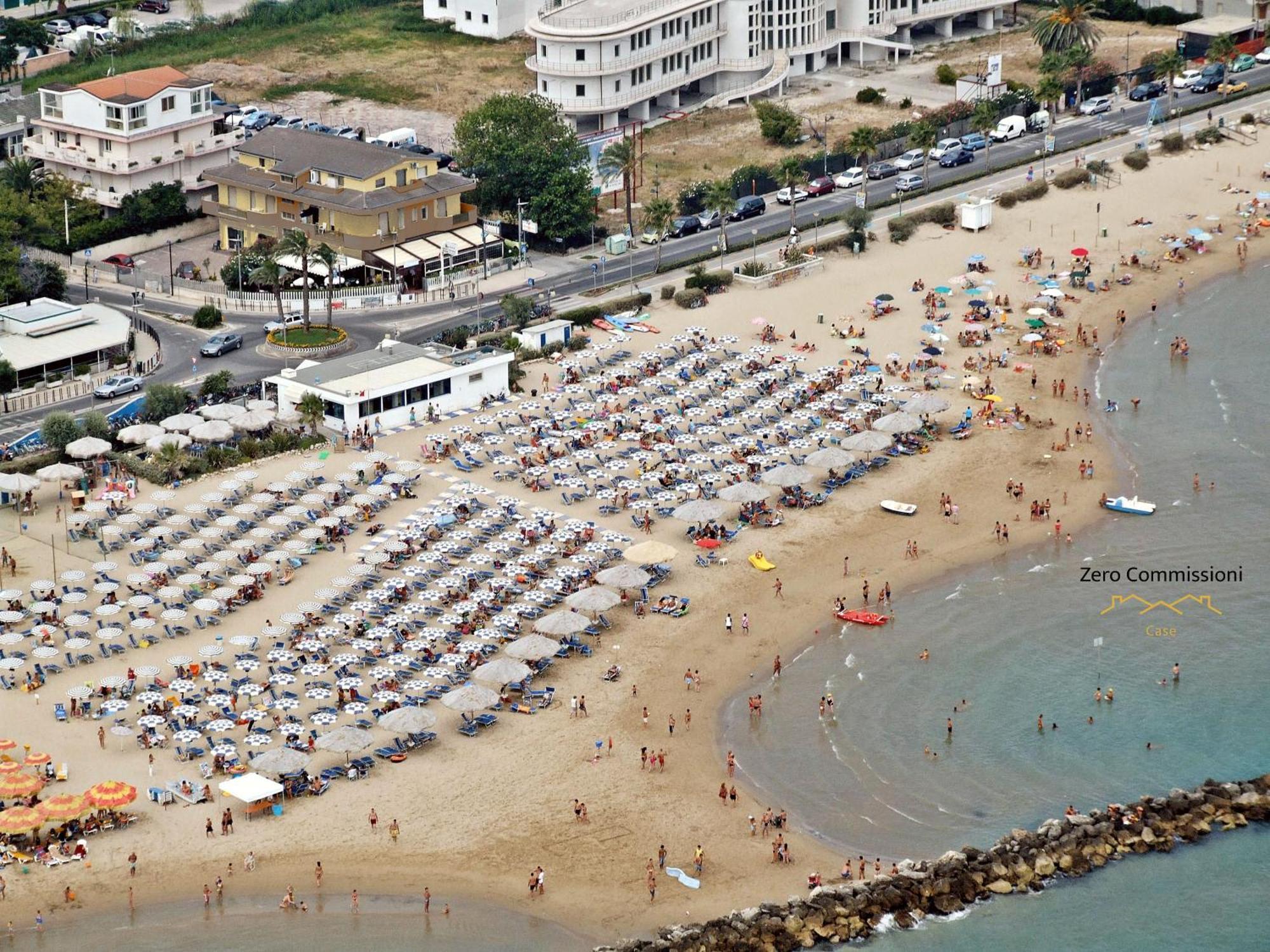 Palm Beach House - Vista Mare Montesilvano Bagian luar foto